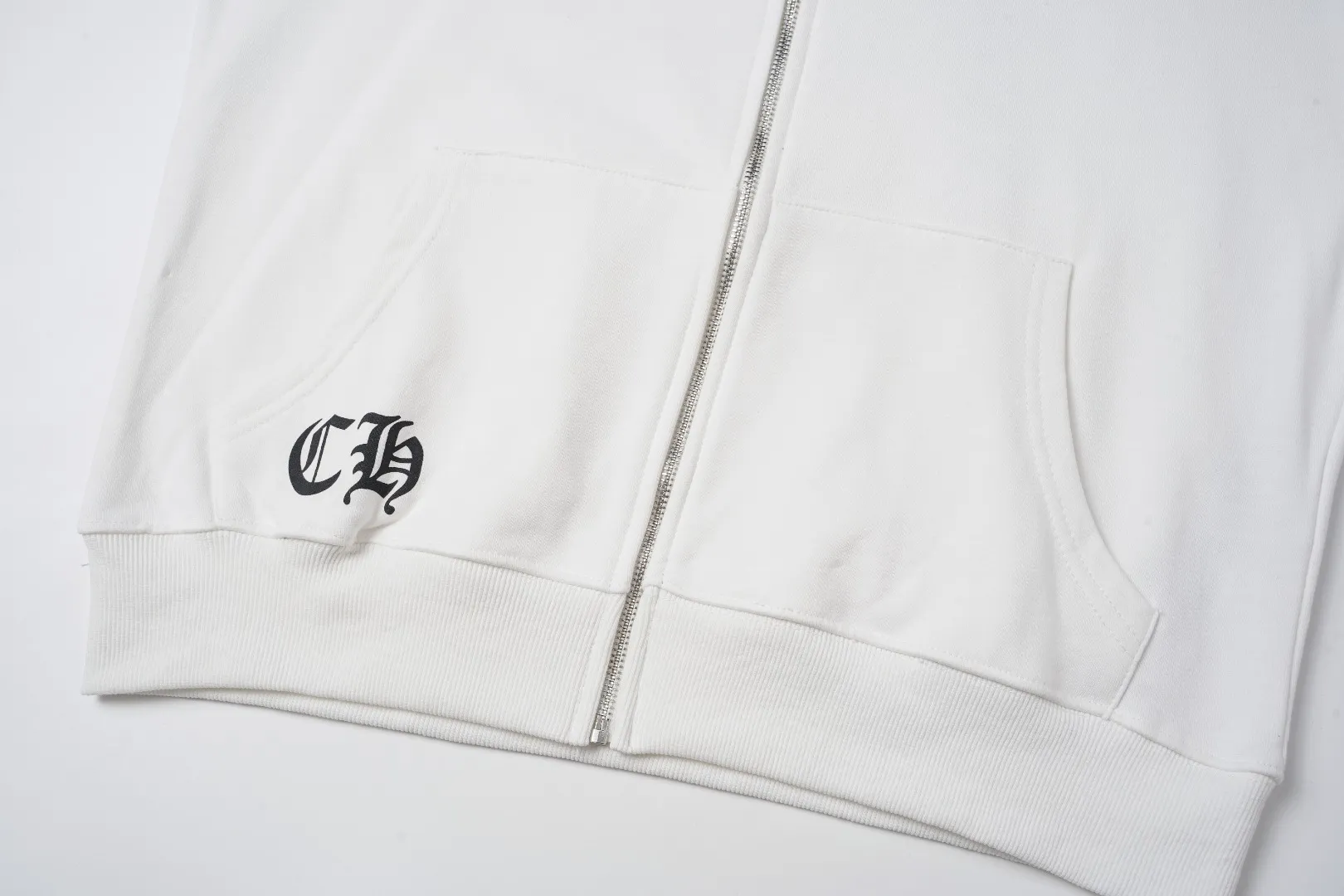 8605 CH 1:1 ， ， ， ，Black White Sizes S XL